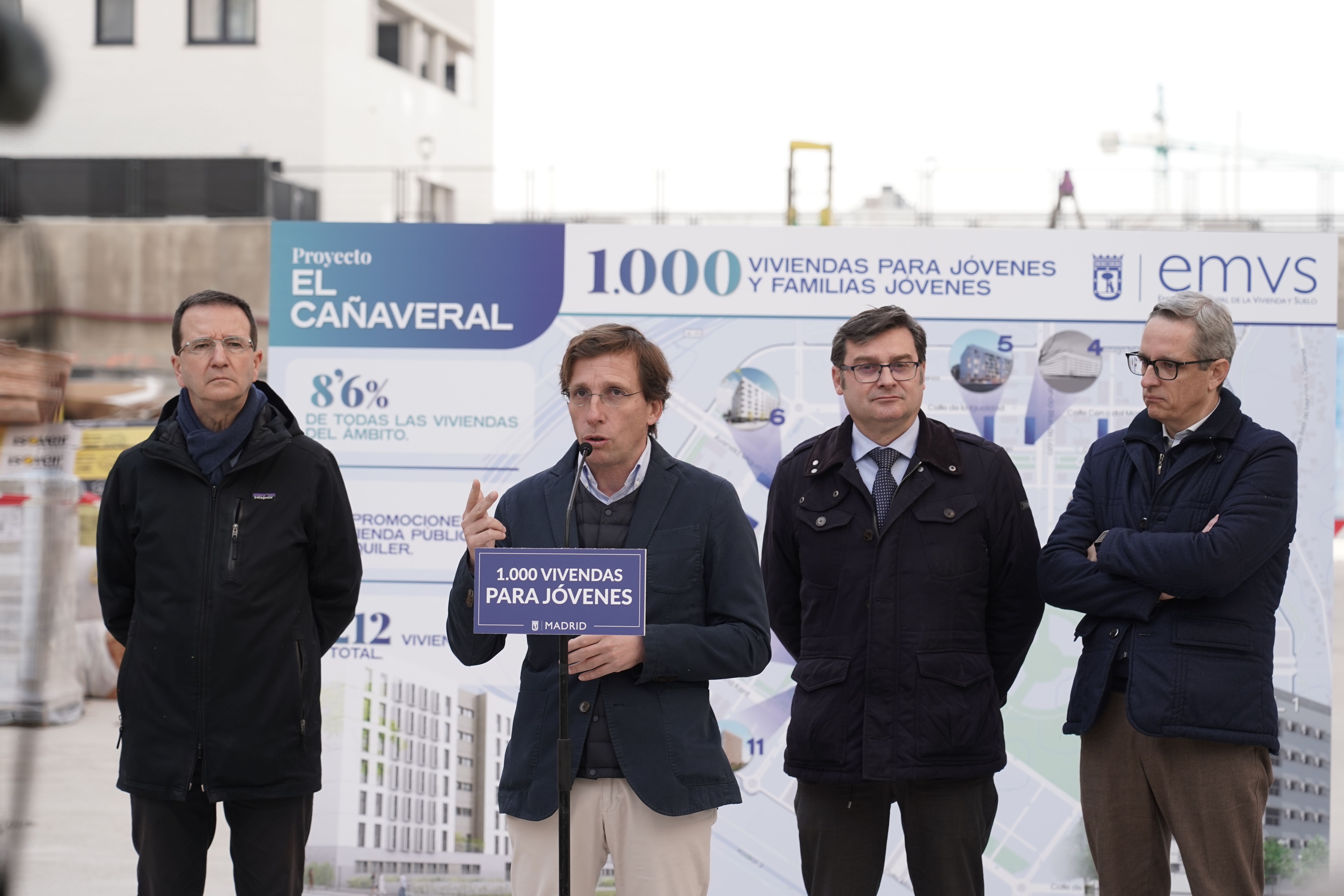 Almeida junto al concejal delegado de Vivienda y presidente de la EMVS, Álvaro González, y el concejal de Vicálvaro, Martín Casariego
